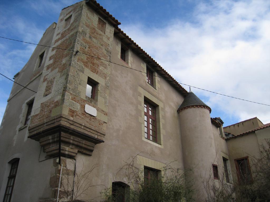 Le Logis Des Tourelles Acomodação com café da manhã Beaupréau Exterior foto