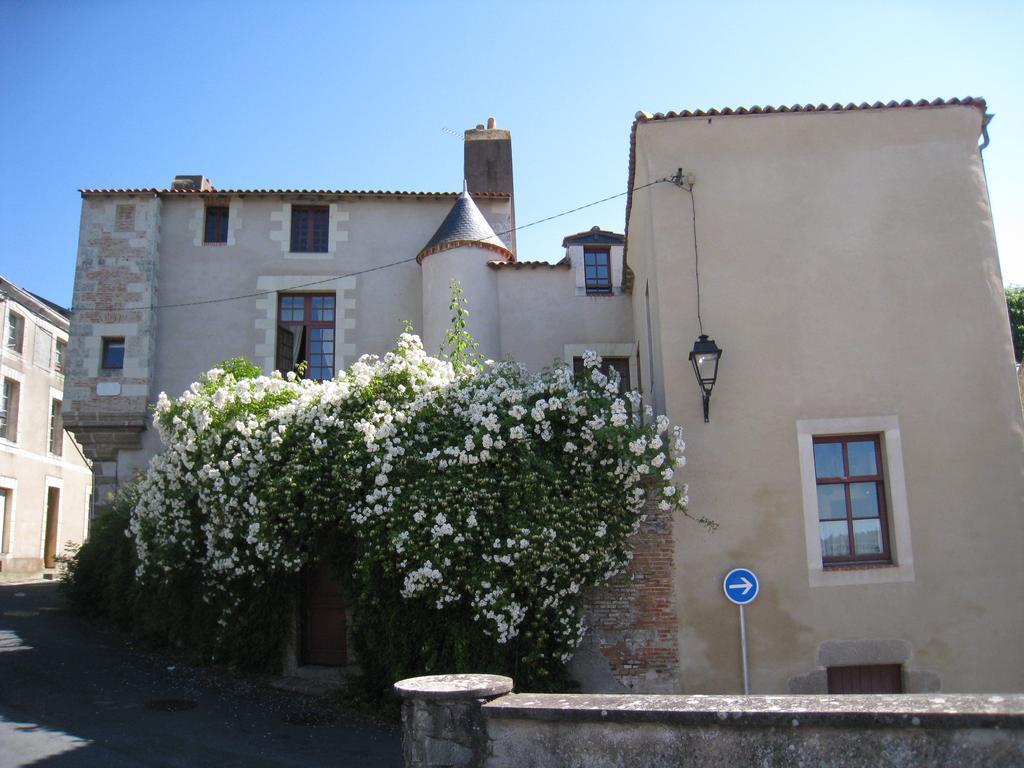Le Logis Des Tourelles Acomodação com café da manhã Beaupréau Exterior foto