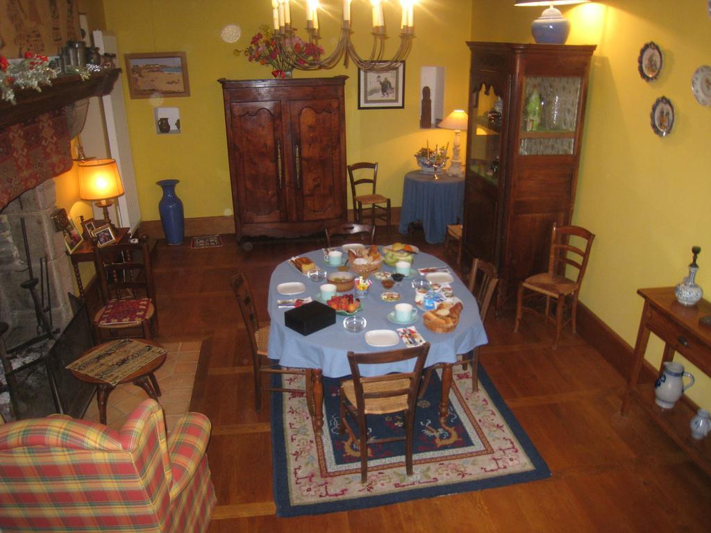 Le Logis Des Tourelles Acomodação com café da manhã Beaupréau Exterior foto
